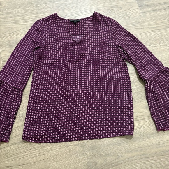 Banana Republic Purple Geometric Blouse Accordion Bell Sleeve V-Neck Womens Sz M - Picture 4 of 9